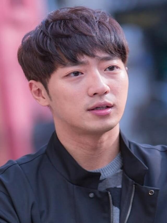 Lee Sang Yeob Affirms His Wedding Arrangements With His Non-Celebrity Fiancée